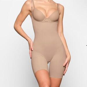 NWT SKIMS BODY BUTT LIFTING ENHANCING PADDED BBL OPEN BUST BODYSUIT MEDIUM